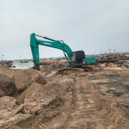 Pembangunan Pemecah Ombak Sepanjang Pantai Desa Kragan